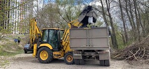 Субботник удался: на Осокорках после уборки озера вывезли три грузовика мусора