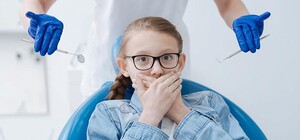 Из-за плача дочки: в Одессе мужчина приставил к виску стоматолога пистолет