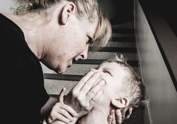 В Запорожье воспитатель волокла ребенка по асфальту. Фото: Getty Images