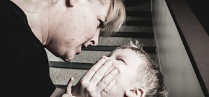 Забыли на площадке: в Запорожье воспитатель волокла ребенка по асфальту