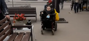 Не помещаются: на Левобережном люди на инвалидных колясках не могут проехать по тротуару