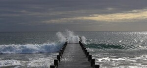 Хотел посмотреть на волны: в Одессе с пирса чуть не смыло пьяного мужчину
