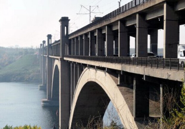 В Запорожье мужчина спрыгнул с Преображенского моста - фото: Википедия