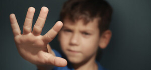 Сделал замечание: на детской площадке в Одессе пьяные мужчины напали на ребенка