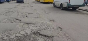Яма на яме: киевские водители жалуются на состояние дороги на Харьковском