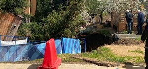 По улицам текут реки: на Павловом Поле — масштабная авария на водопроводе