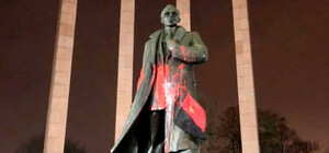 Облив фарбою пам'ятник Степану Бандері: як покарали вандала