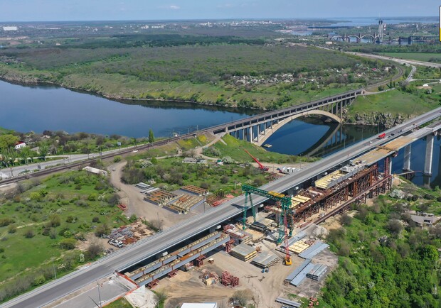 На запорожских мостах продолжается строительство. Фото: Запорожская ОГА