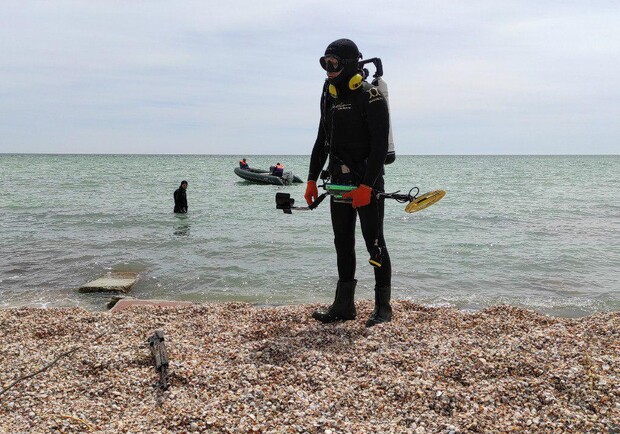 Спасатели расчищают акваторию Азовского моря. Фото: ГСЧС