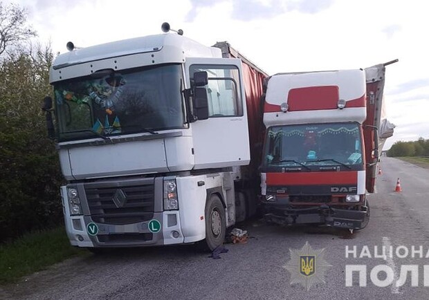 Ремонтировал прицеп: на запорожской трассе водитель на грузовике влетел в фуру - фото