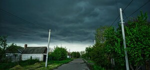 Поломанные деревья и перевернутые машины: в Днепропетровской области бушевала непогода