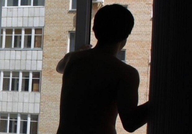 В Запорожье парень хотел покончить собой, спрыгнув с 8 этажа. Фото: Getty Images
