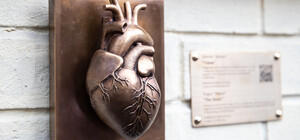 Почувствуй биение сердца: в Киеве появилась необычная мини-скульптура