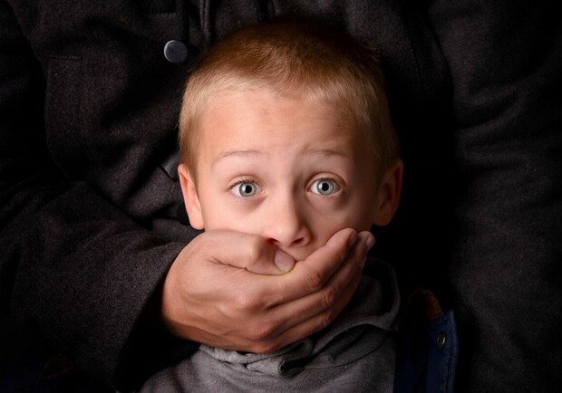 Решил проучить: в запорожской спортшколе мужчина набросился на ребенка. Фото: Getty Images