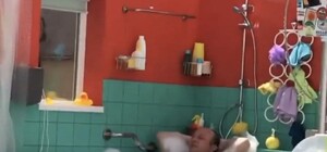 Мойдодыр на выезде: в Киеве мужчина принимал ванну посреди улицы