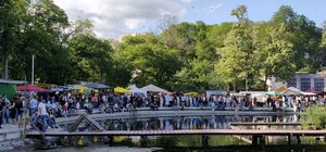 В одесском парке проходит фестиваль пива: у пруда столпились тысячи людей