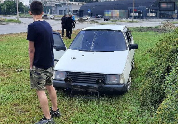 Умудрился: возле Дубовки машина "залетела" на кольцо - фото патрульная полиция запорожья