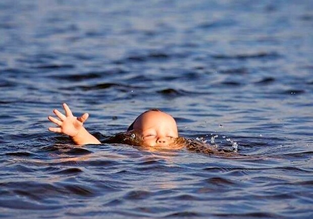 В Бердянске едва не утонули двое детей: 9-летнюю девочку реанимировали 20 минут. Фото: Getty Images