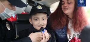 Видеофакт: в Харькове патрульные осуществили мечту тяжелобольного мальчика