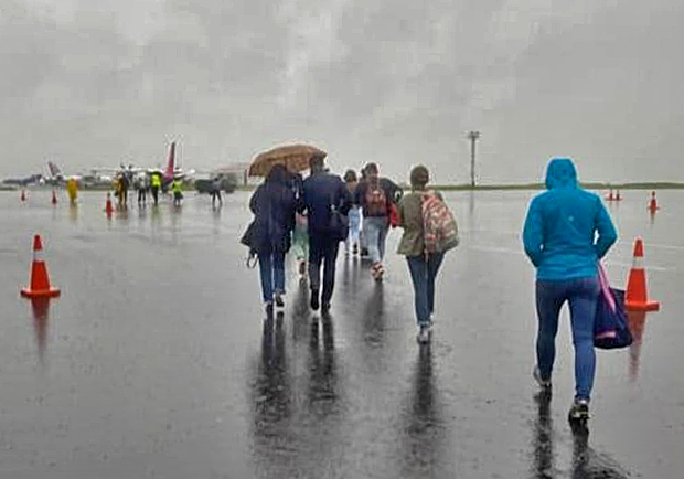 Промокли и замерзли: как в Запорожье пассажиры добираются до самолета в непогоду. Скриншот из видео