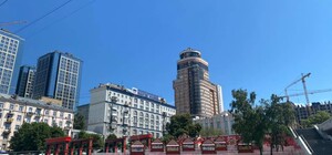 Потерялись в числах: почему возле Дворца 