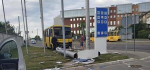 Недобрий ранок: у Львові маршрутка знесла знак