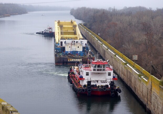 Проверяют: плавкран "Захарий" задержали в порту Херсона. Фото: Речная информационная служба Украины