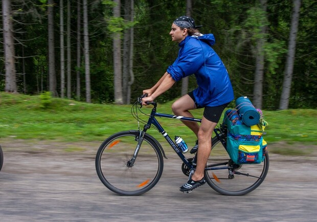 Солист группы СКАЙ объедет города Запорожской области на велосипеде. Фото: fb Олег Собчук