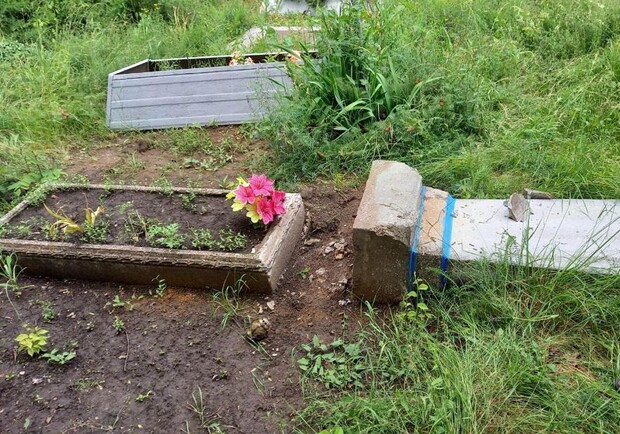 В Запорожской области устроили погром на кладбище - фото: ГУ НП