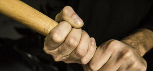 Из-за громкой музыки: в Днепре мужчина избил палкой женщину