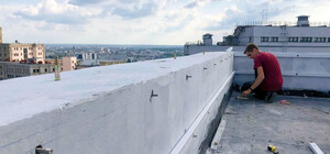 Ограждение из стекла, новый лифт: смотровая площадка Госпрома готова на 70%