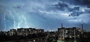 Яркая ночь: в Одессе молния обесточила один из районов