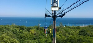 Без скандала не обошлось: на канатной дороге в Одессе образовалась длинная очередь