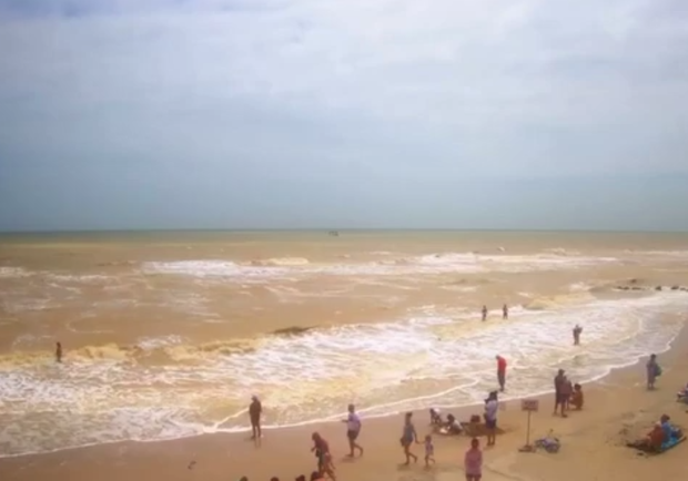Море превратилось в грязное месиво: Кирилловку накрыл шторм - фото: ria-m.tv