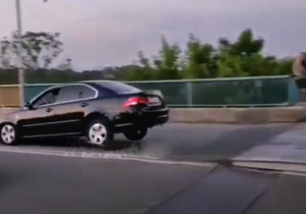 Осторожно: на Арочном мосту машины "взлетают" из-за новых ограничителей (видео) - фото ріднезп