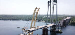 Плюс одна: на вантовом мосту установили вторую секцию (видео)