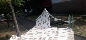 Листопад: с 14 этажа жилого дома на Оболони сорвало листы утеплителя