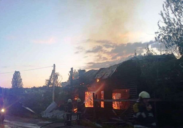 Сгорело дотла: в Запорожье 22 спасателей тушили здание. Фото: ГСЧС