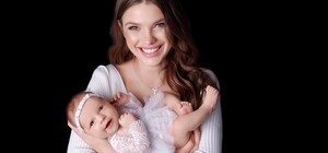 Похожа на папу: модель из Днепра показала лицо дочери, которую родила от Холостяка