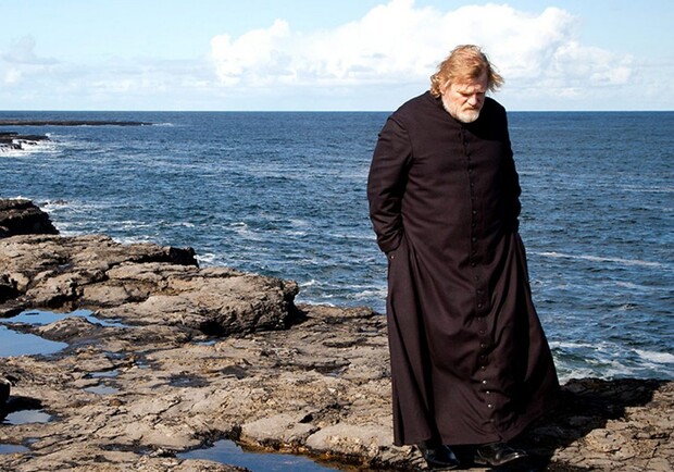 В Кирилловке священник освятил пляж, песок и продавца креветок. Кадр из фильма "Голгофа"