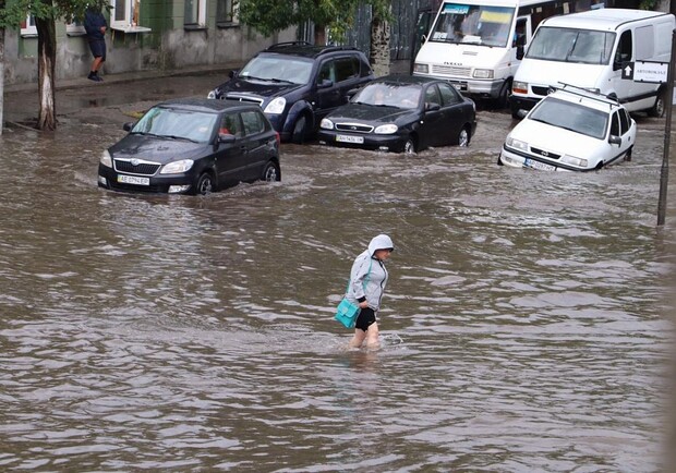 Потоп, плавающие авто и отключение света: Бердянск накрыла непогода. Фото: Бердянск24