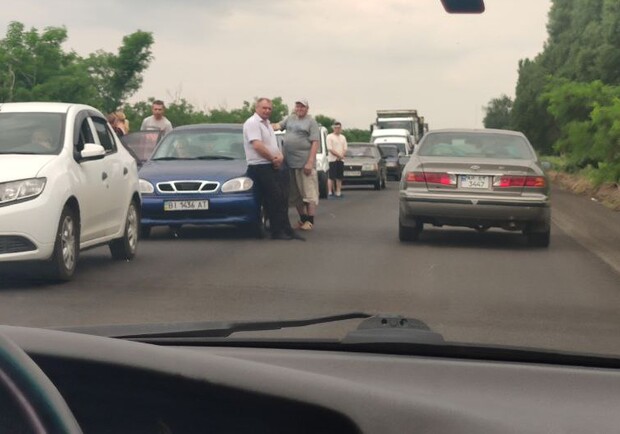 "Стоим полтора часа": нетерпеливые водители сами создают пробку на трассе в Кирилловку - фото ВГороде