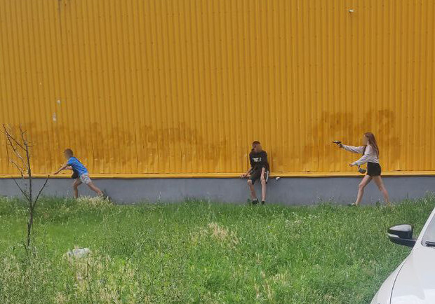 Ну и игры: на Бородинском дети стреляют друг в друга из пистолета - фото ВГороде