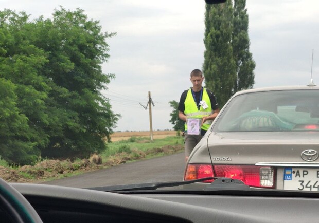 Не на ремонт: в пробке на трассе в Кирилловку у водителей просят деньги - фото Vgorode