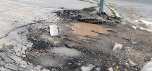 Началось: в центре Полтавы, где будет самая высокая мачта-флагшток, проседает асфальт