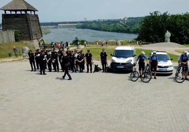 На Хортице увеличили количество полицейских патрулей: что случилось - фото: ГУ НП