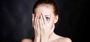 Вонзили в сердце нож: на вокзале в Запорожье зарезали мужчину (фото 18+) 