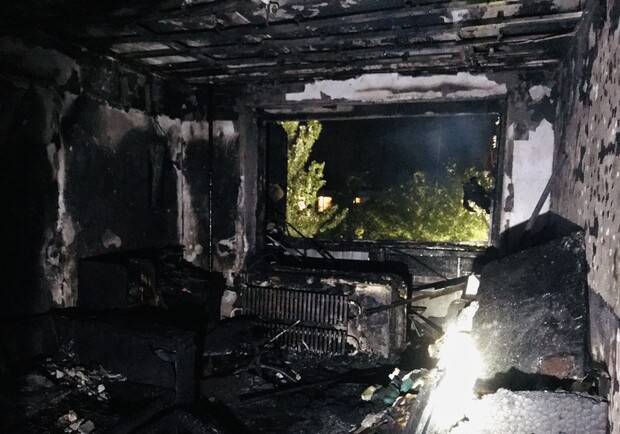 Квартира сгорела дотла: на Космосе во время пожара пострадала женщина. Фото: ГСЧС