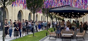 Пока без подсолнухов: на Арсенальной площади открыли летнюю террасу 