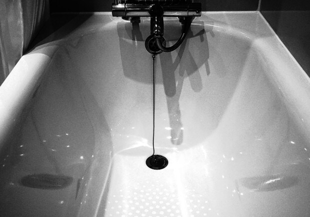 Не удалось реанимировать: в Запорожье мужчина утонул в ванной. Фото: Getty Images